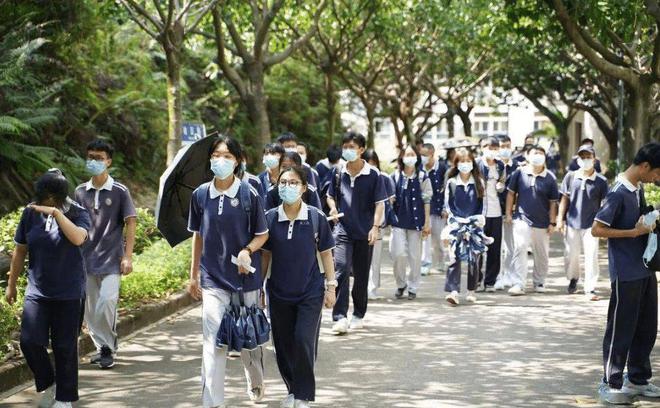 女大学生收拾衣服时意外发现高中校服里的纸条内容太暖了(图8)